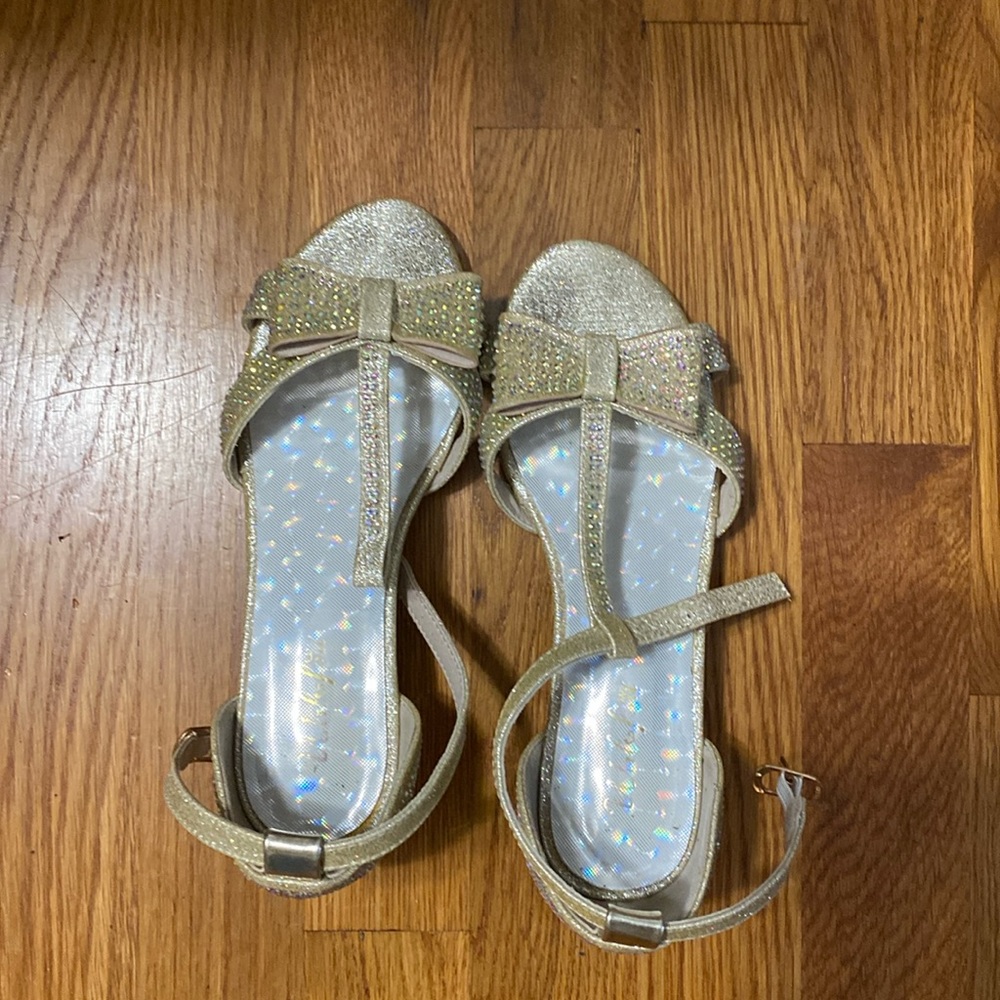 Girl’s dress shoes